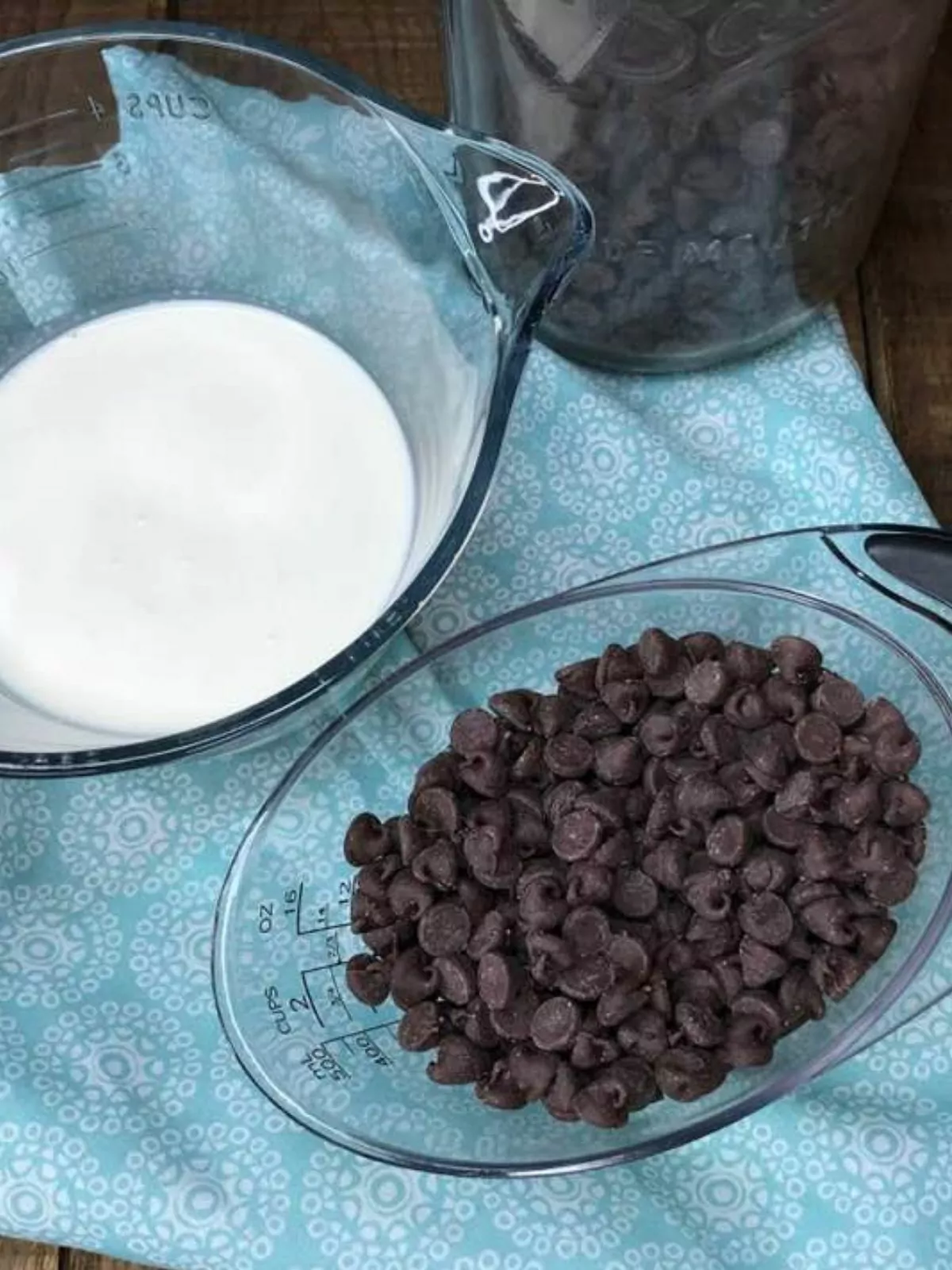 heavy cream, chocolate chips in measuring cups.