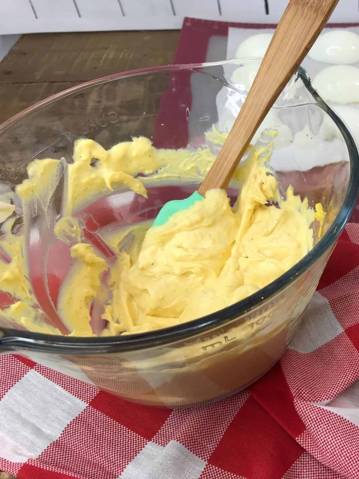 https://walkingonsunshinerecipes.com/wp-content/uploads/2023/07/deviled-egg-mixture.jpg