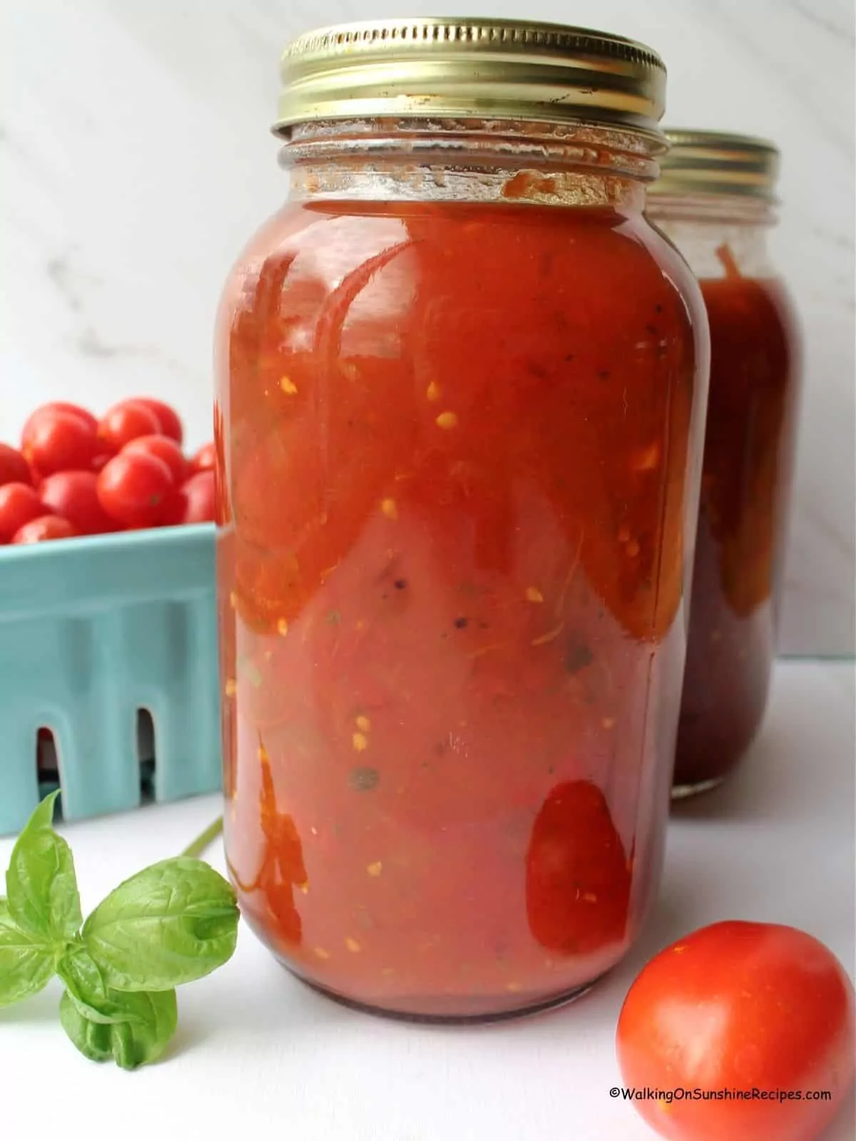 mason jars with tomato sauce with lids.