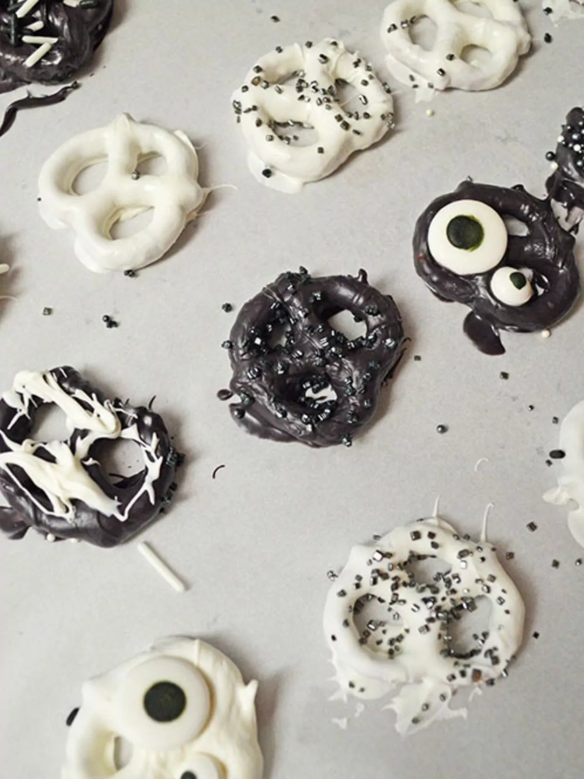 decorated chocolate covered pretzels for Halloween.