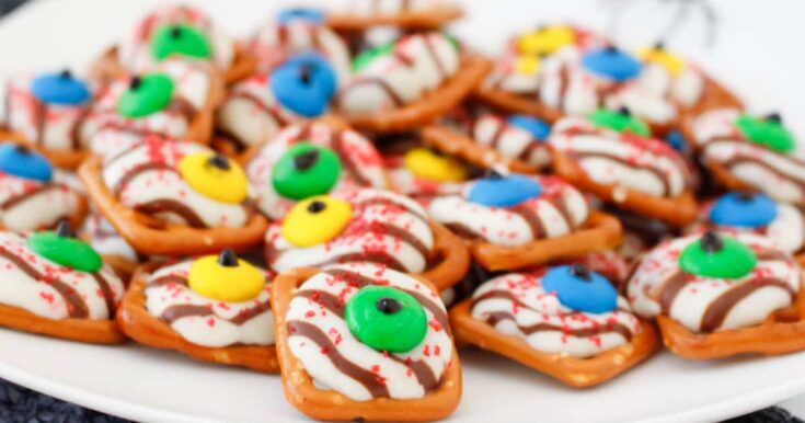 Candy Eye Toppers - Edible Baking Decorations - Funny Googly Eyes for  Cupcakes, Cakes, Cookies, Brownies - Halloween, Easter, and Edible Art  Project