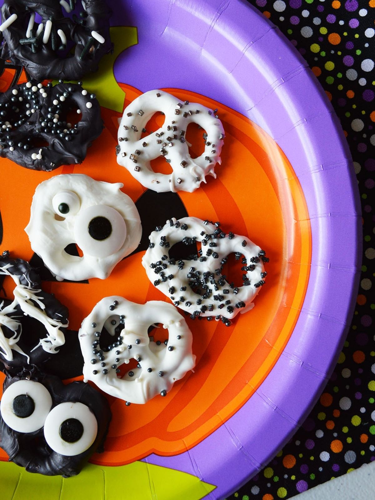 spooky eyes Halloween pretzels.