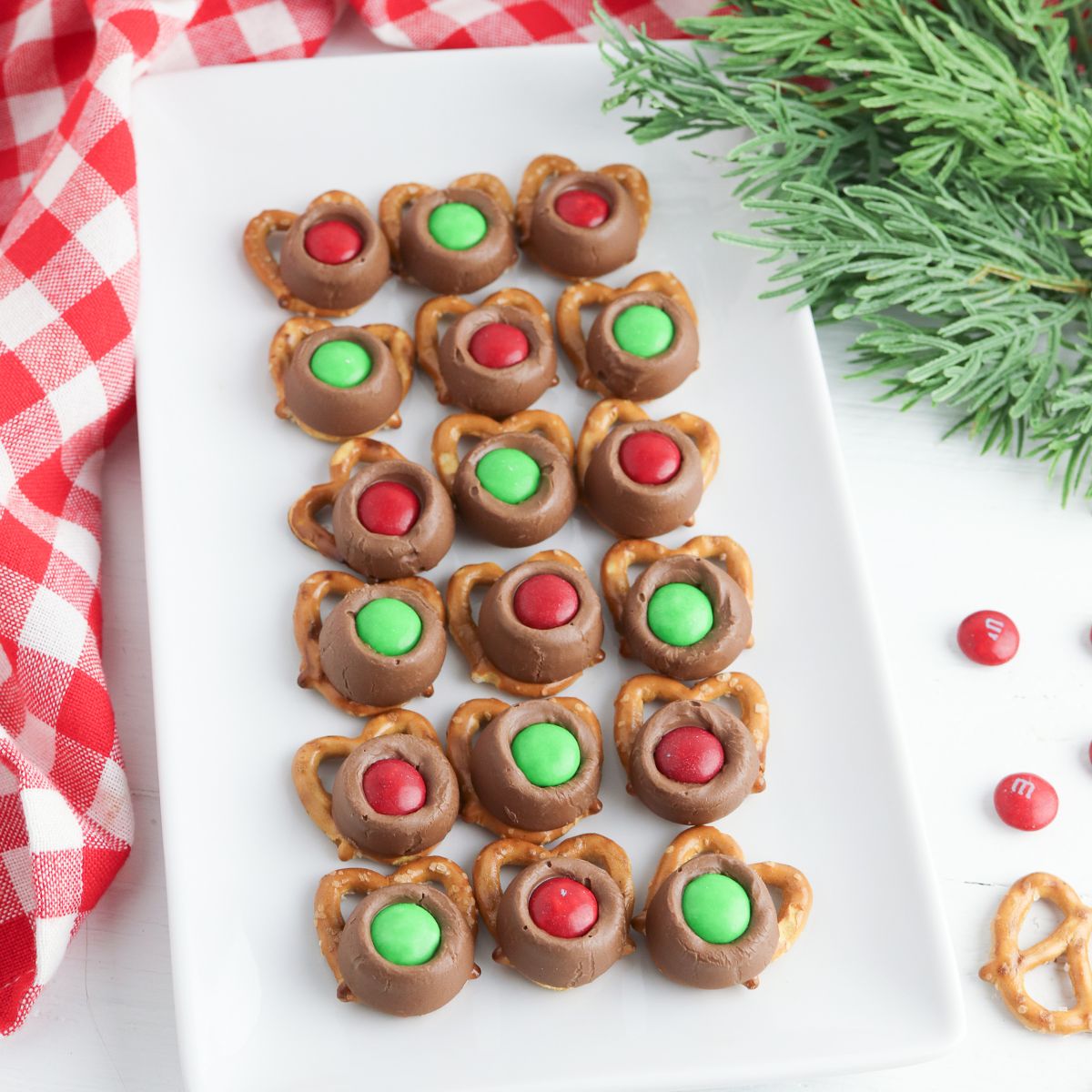 Reindeer Pretzels with Rolos - Walking On Sunshine Recipes