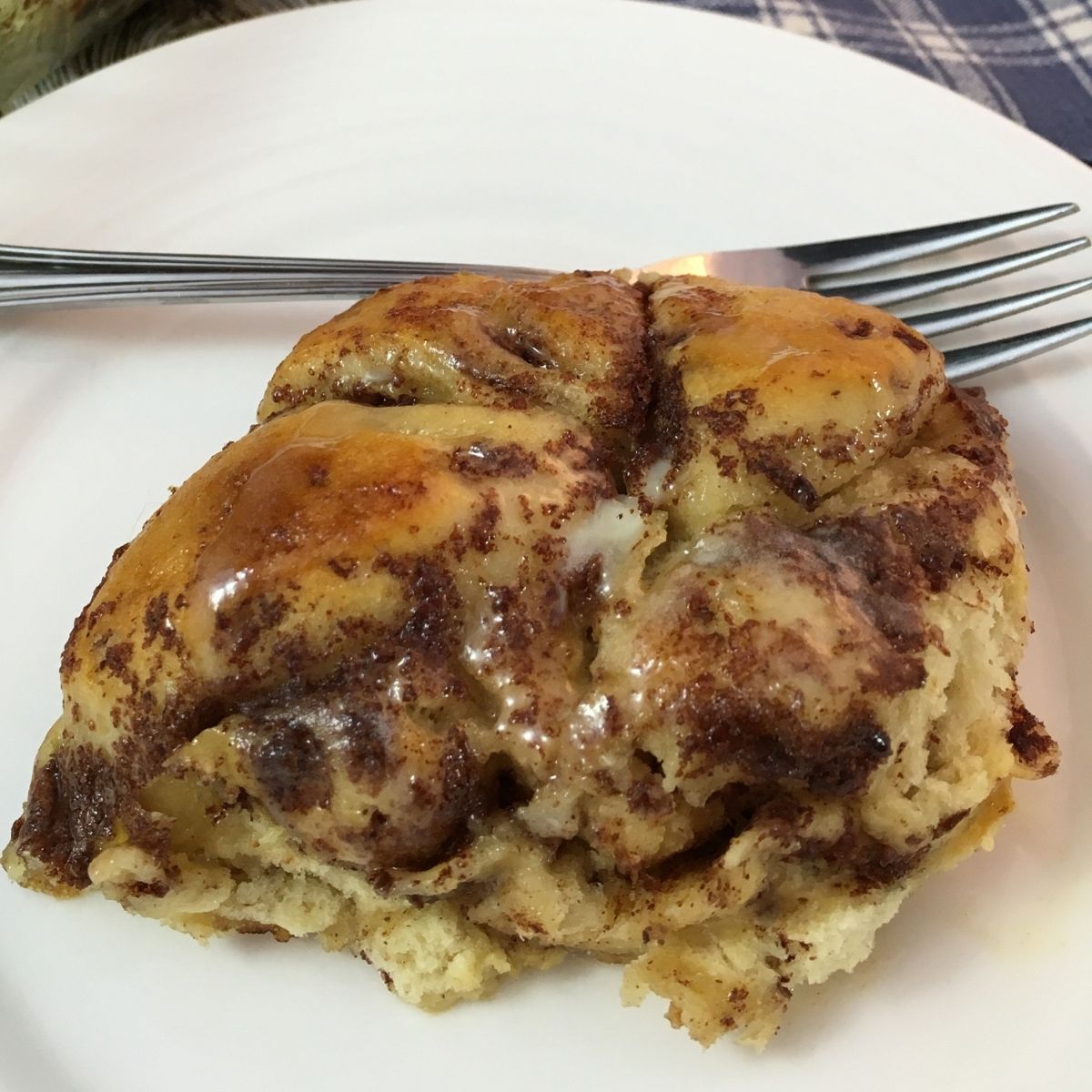 Crock Pot Cinnamon Roll FEATURED photo.