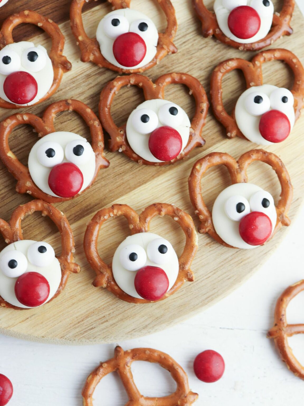 Reindeer Antlers Pretzels Walking On Sunshine Recipes reindeer-antlers-pretzels-walking-on-sunshine-recipes