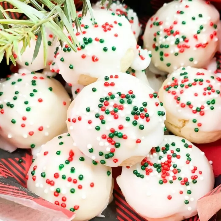 sprinkle Christmas cookies with lemon glaze and colorful sprinkles.