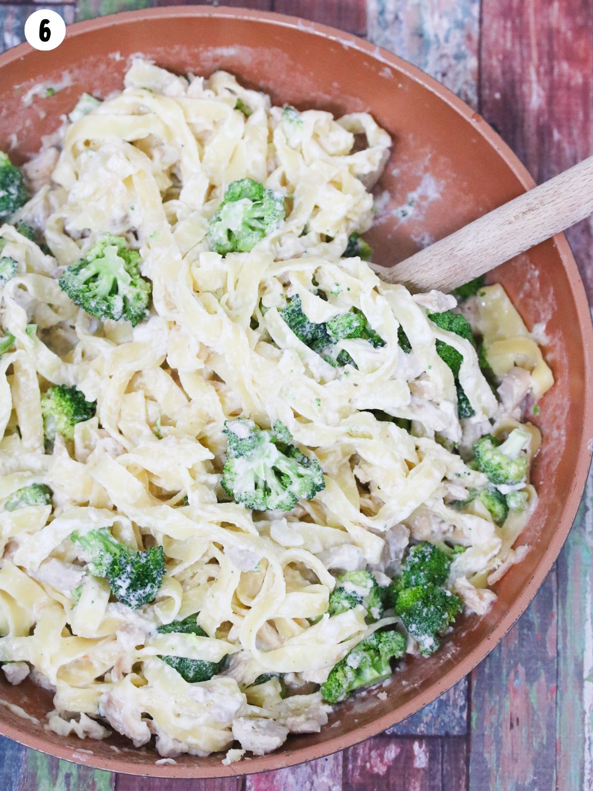 bowl of pasta with Alfredo sauce, broccoli and chicken.