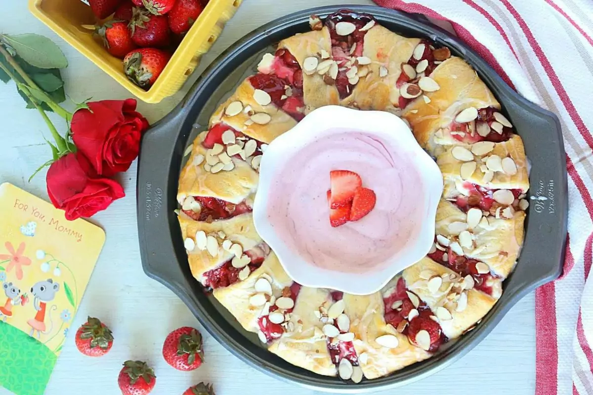 Strawberry Cream Cheese Crescent Ring