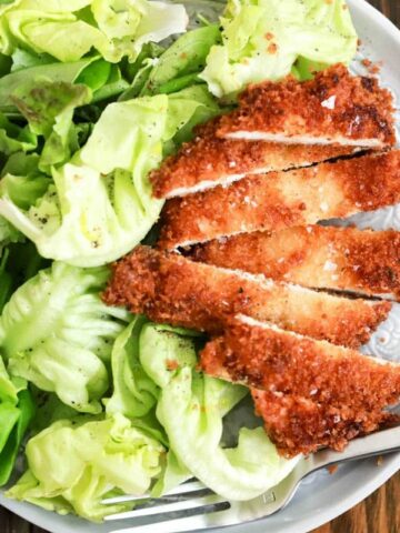 green salad with sliced chicken breast.