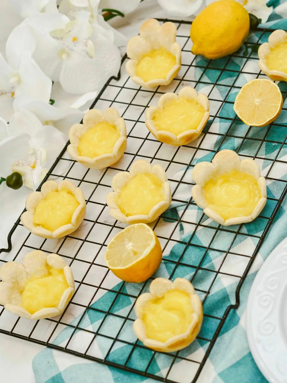 Lemon tarts in a flower shape