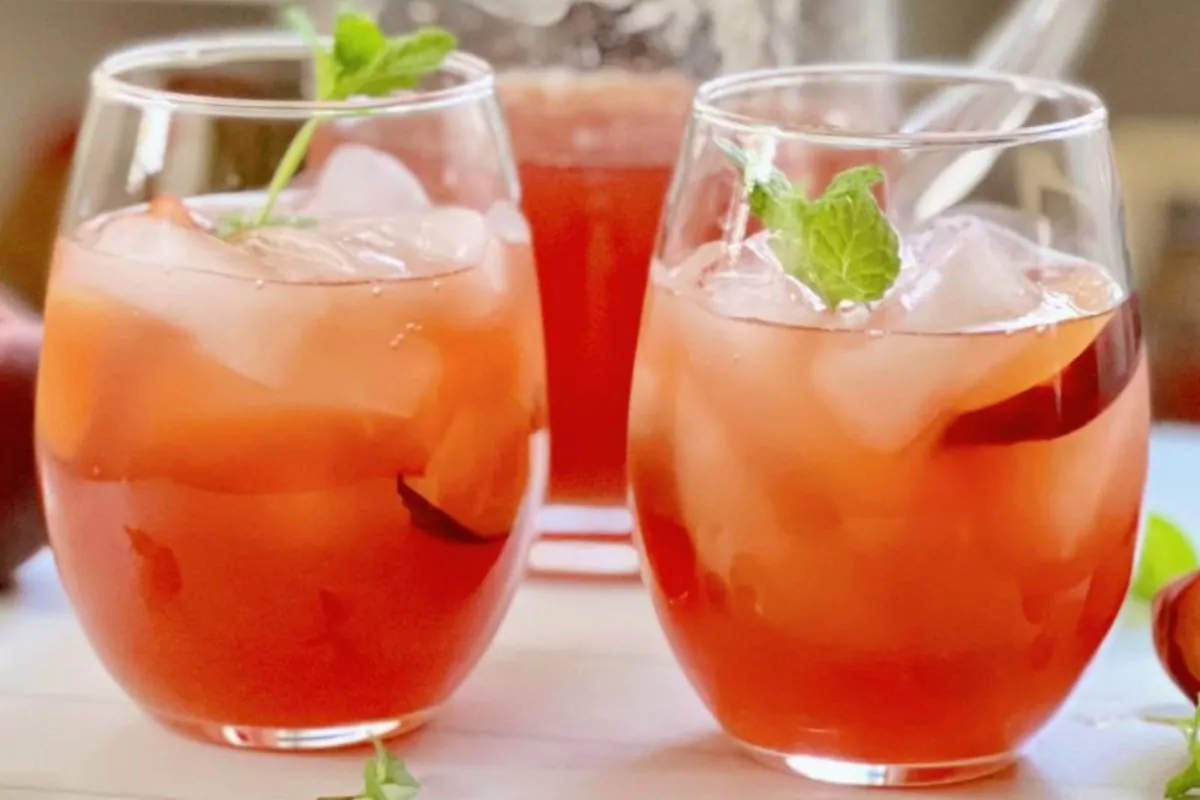 peach iced tea in glasses with fresh mint.