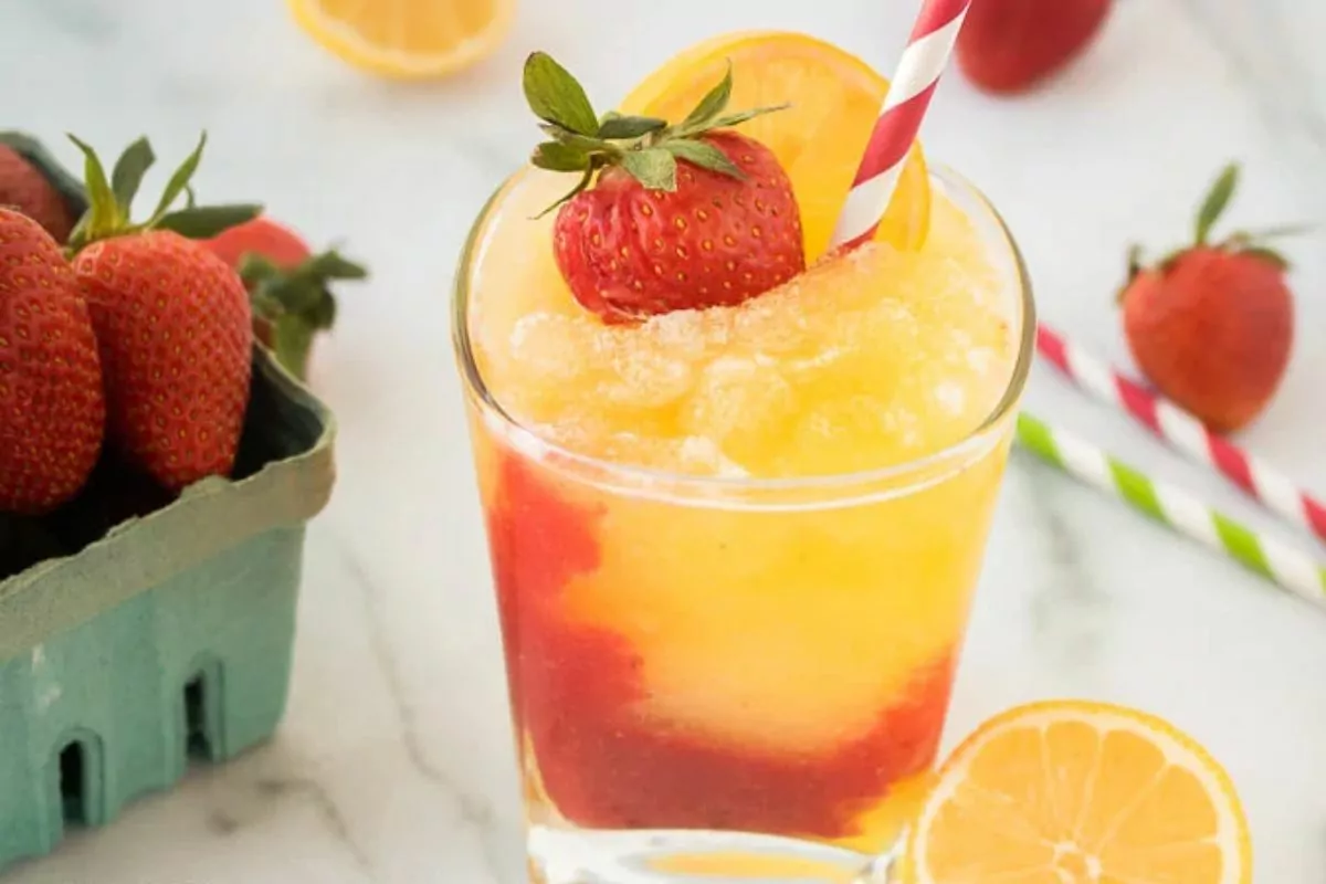 strawberry lemonade in glass with fresh strawberries.