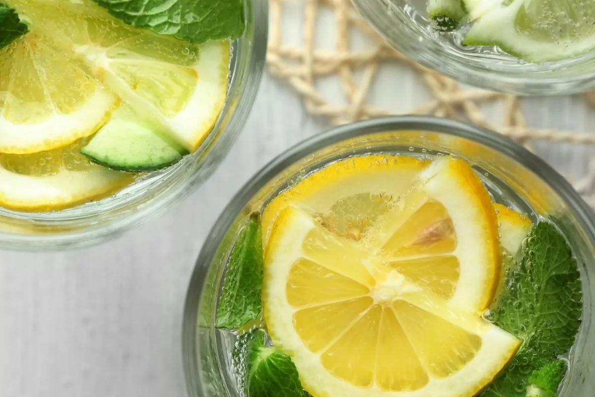 Lemon lime mocktail with lemon slices and fresh mint.