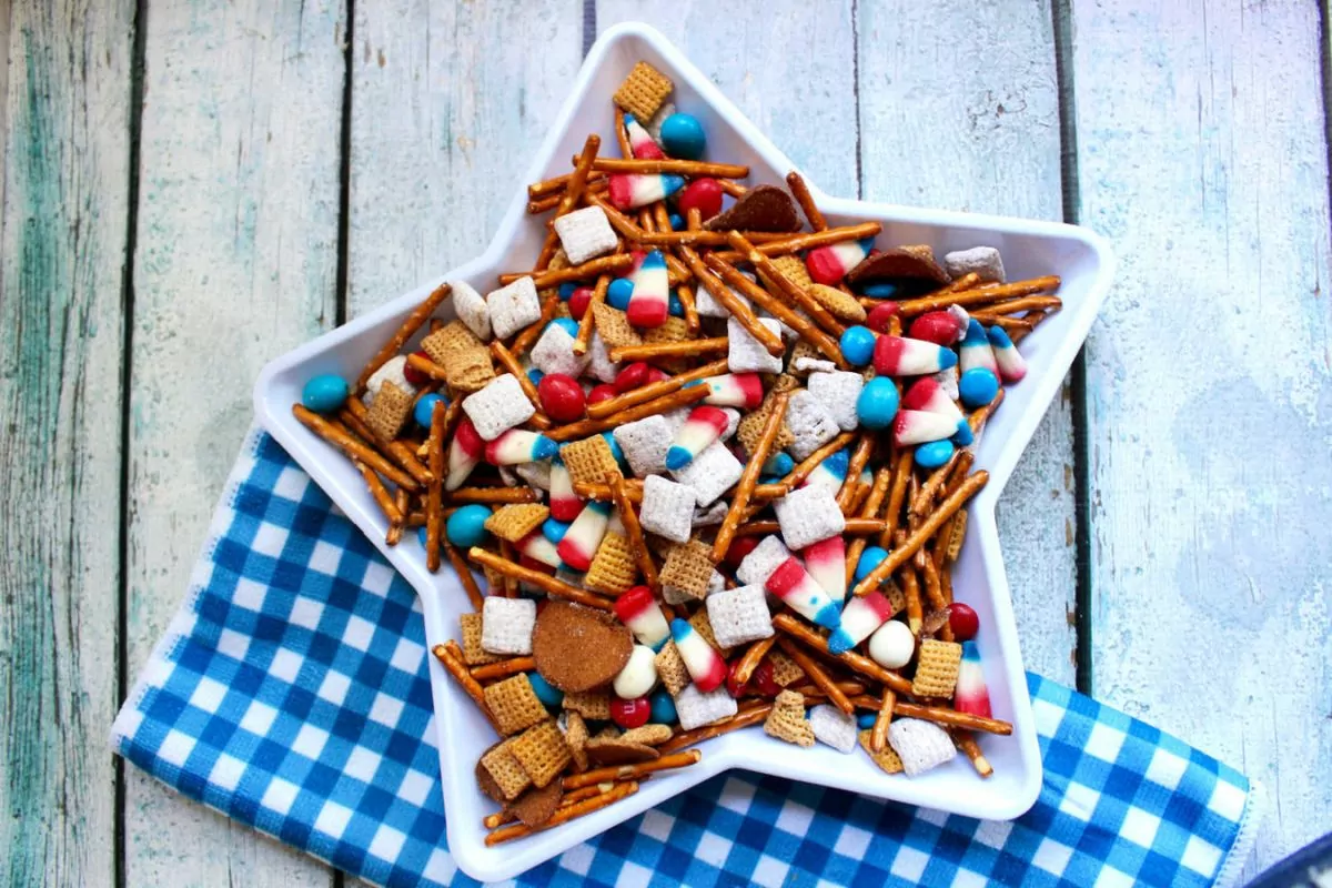 patriotic snack mix by Mommy Evolution