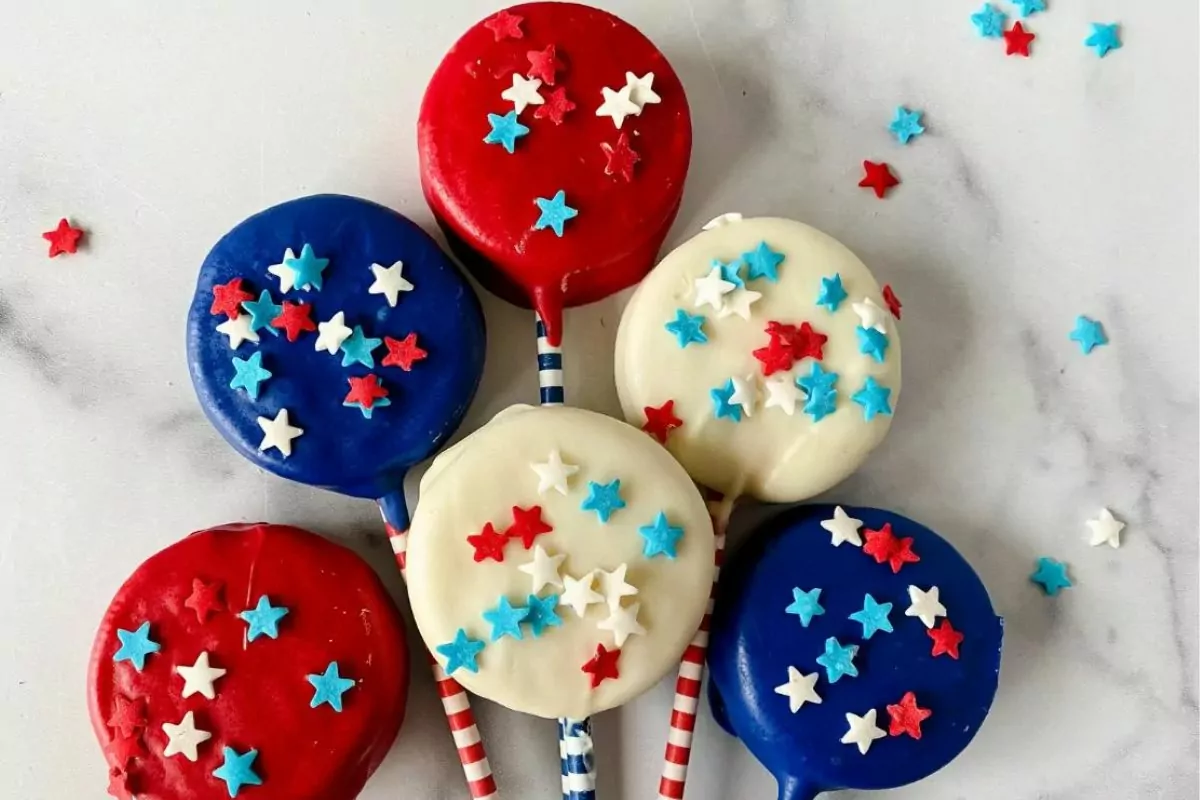 Chocolate covered Oreos decorated for July 4th.