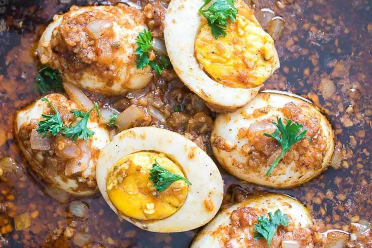 A pan of garlic sauce hard boiled eggs.