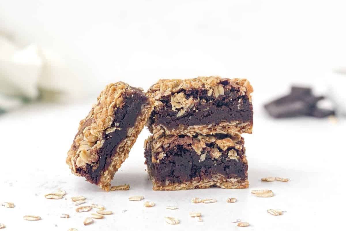 Brownies with oatmeal crust and oatmeal toppings.