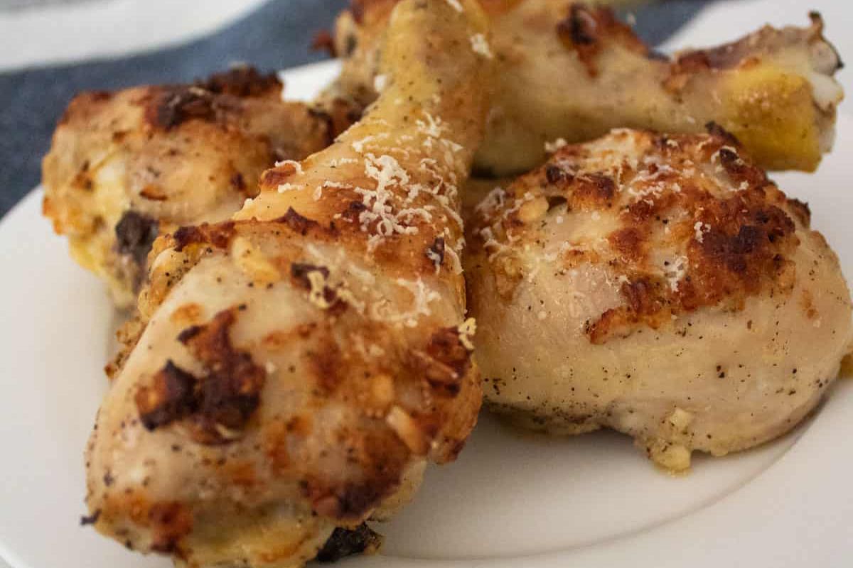 chicken drumsticks roasted on plate.