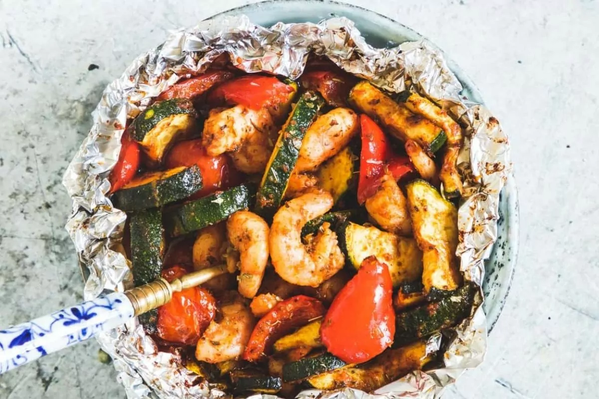 foil packet meal with shrimp, veggies.