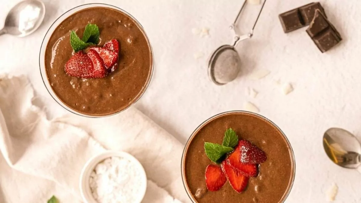 Dishes of banana chocolate mousse with strawberry slices over top.