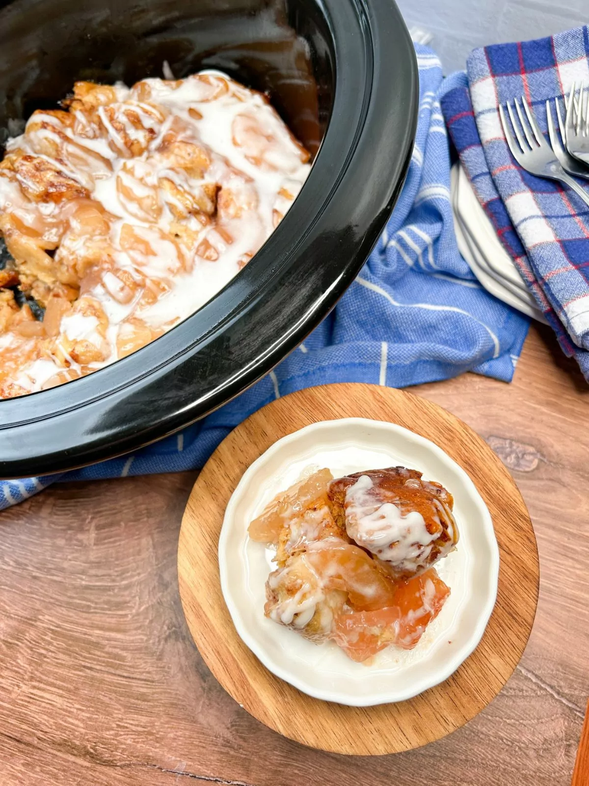 apple cinnamon rolls in the slow cooker