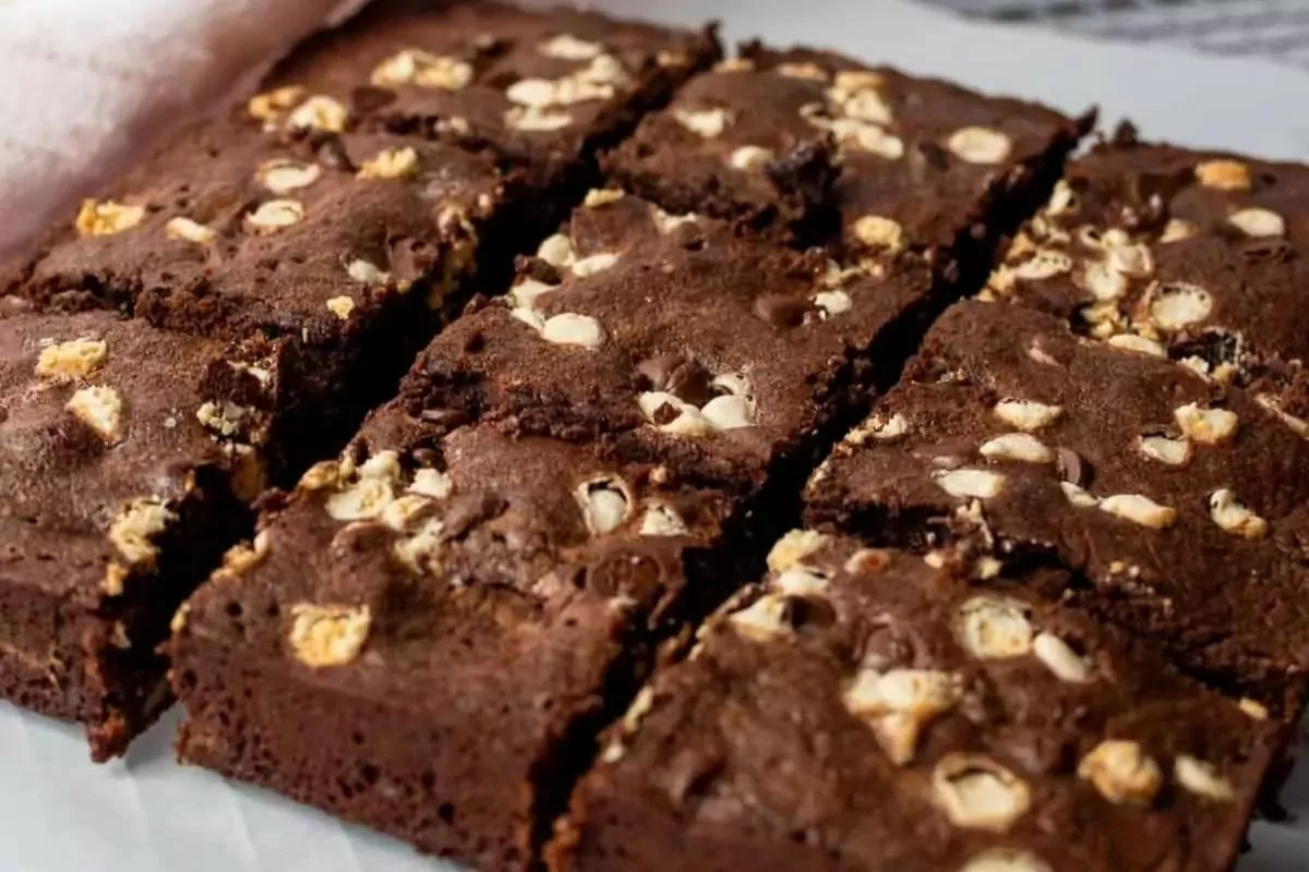 brownie squares with white and chocolate chocolate chips.