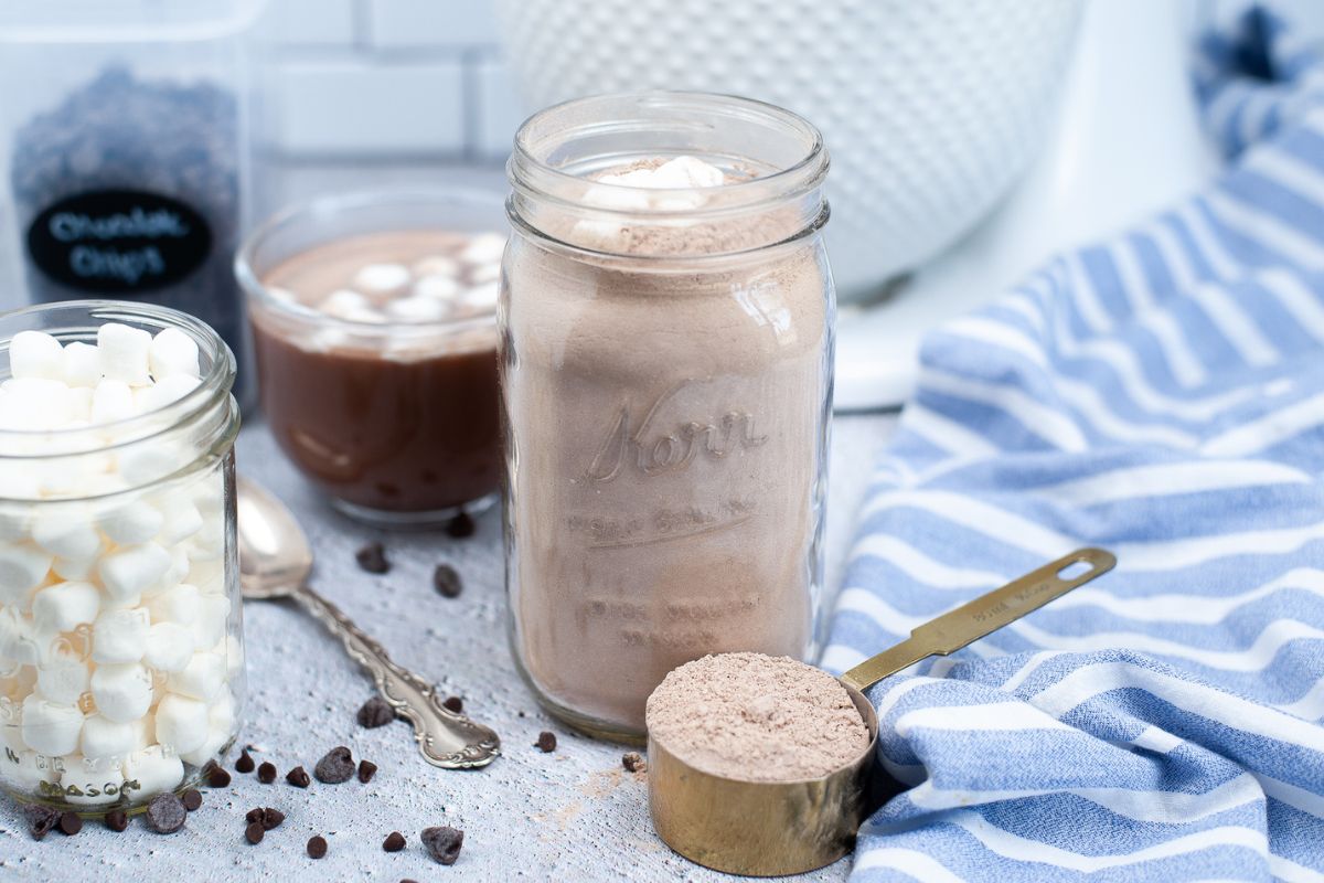 mason jar with hot chocolate mix with mason jar of mini marshmallows.