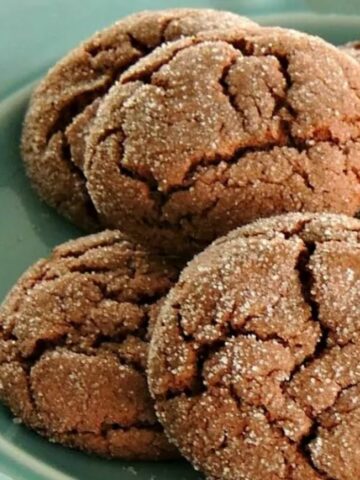 chocolate cookies on green plate.