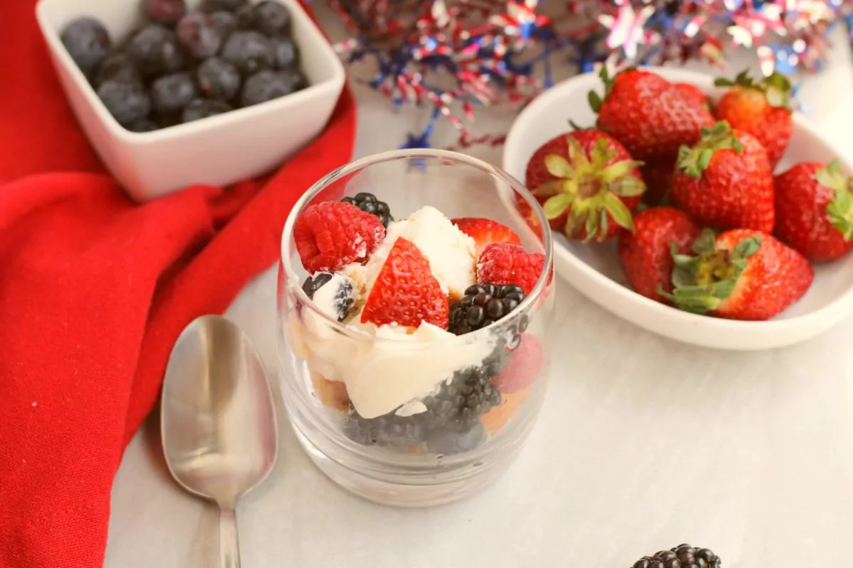 easy trifle recipe with berries.