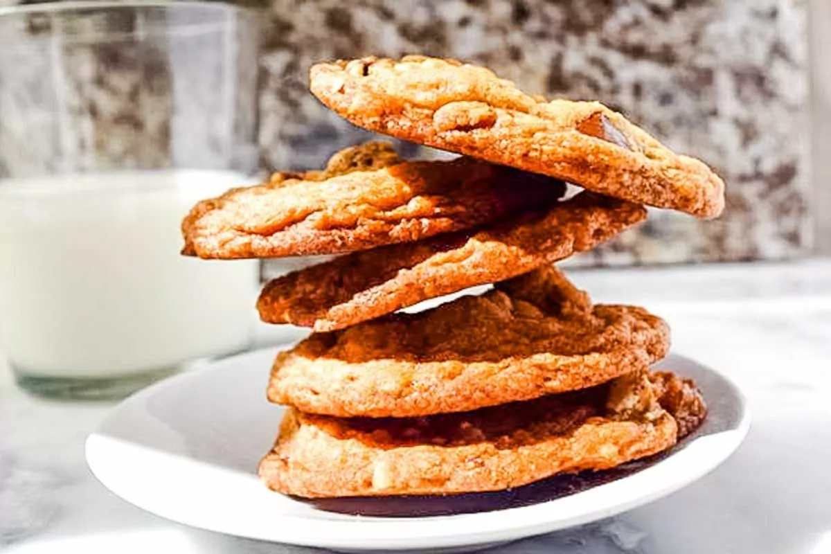 a pile of cookies in a plate