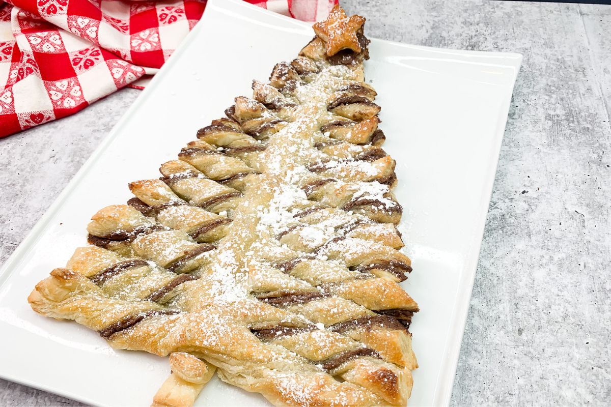 Puff pastry tree with Nutella.