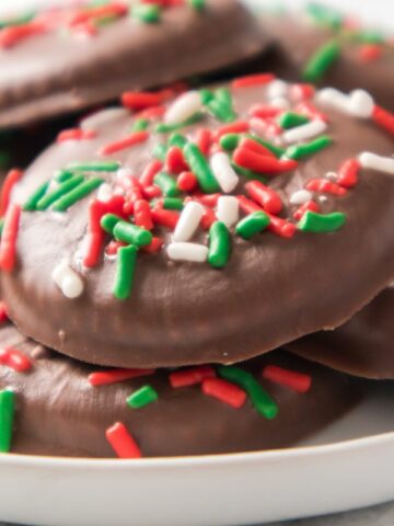 plate of thin mint ritz cookies