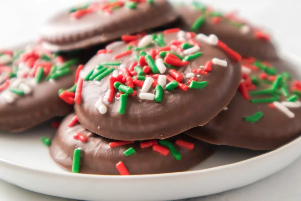 plate of thin mint ritz cookies