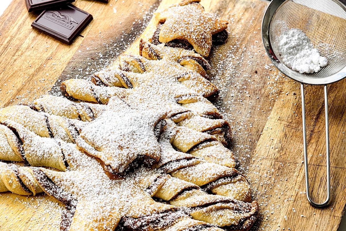 Christmas tree pastry with Nutella and crescent rolls.