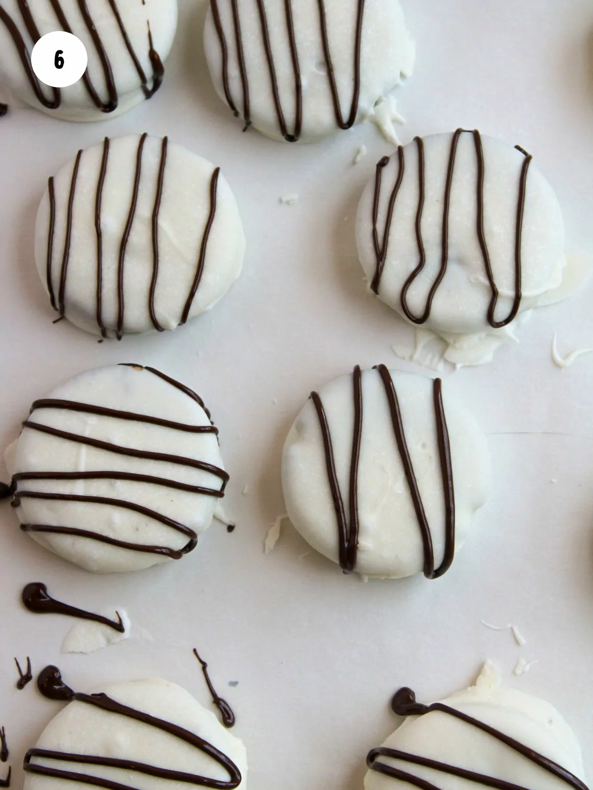 chocolate drizzle on white chocolate oreos