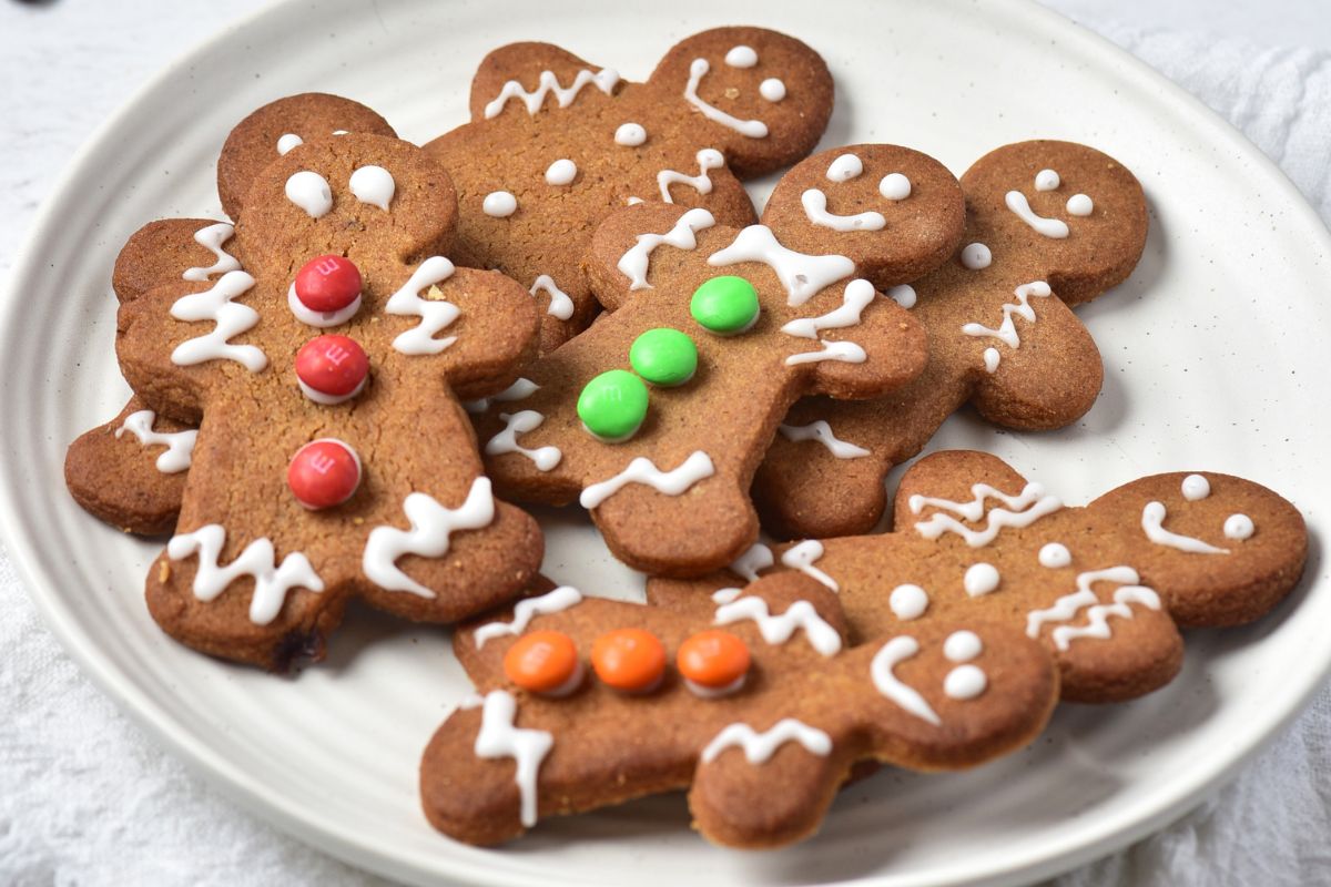 close up of gingerbread men cookies