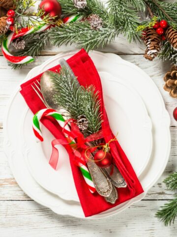 featured photo of Christmas dinner place setting.