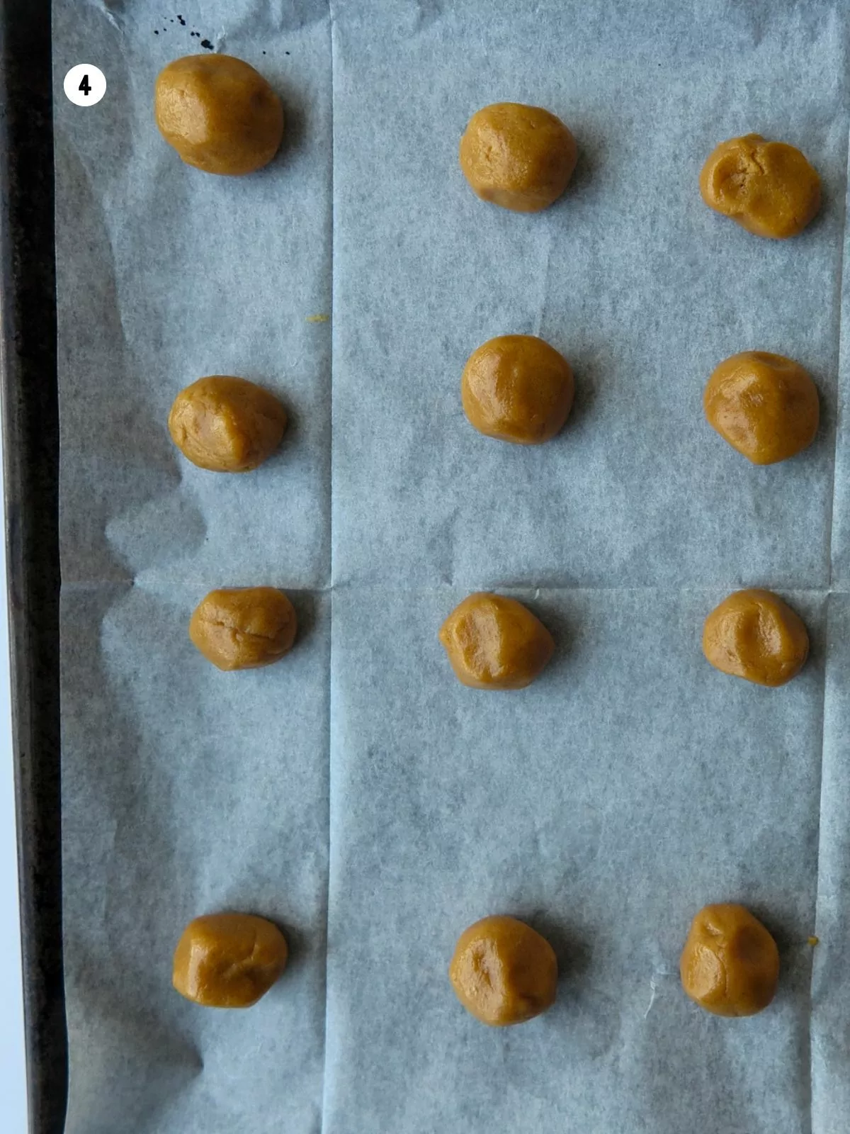 cookie balls on baking tray