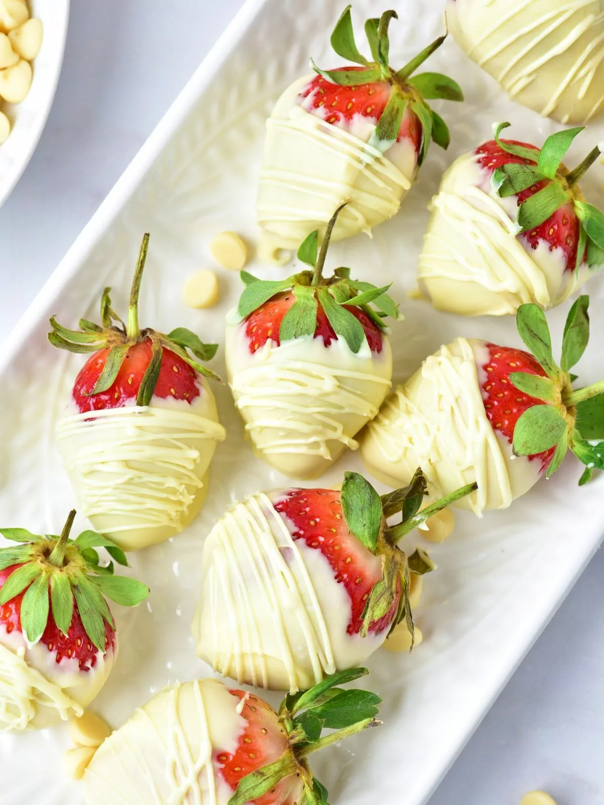 white chocolate dipped strawberries with white chocolate drizzle