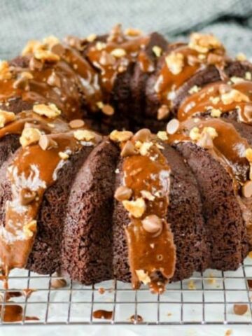 bundt cake on cooling rack MSN.