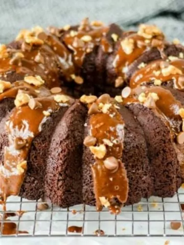 bundt cake on cooling rack MSN.