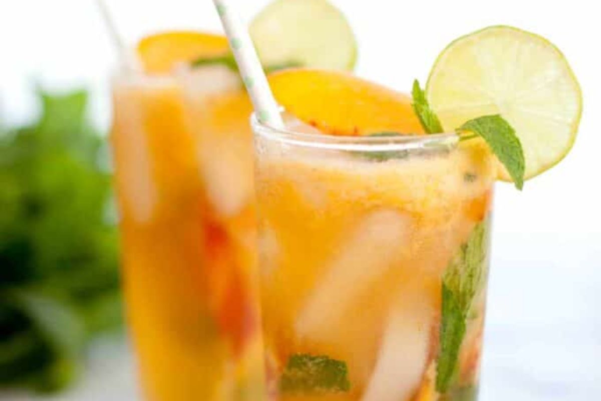 two glass of Ginger peach mojito mocktail