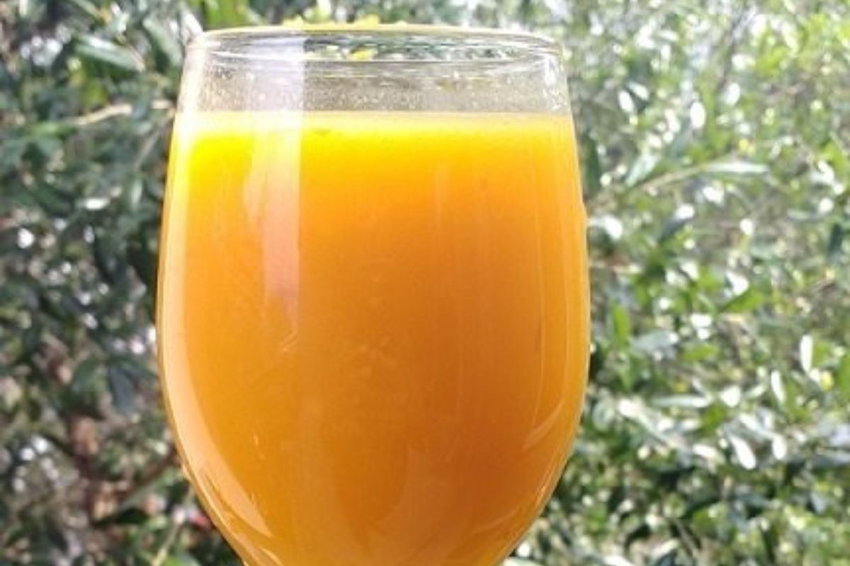 glass of peach mocktail