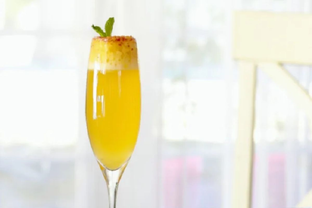 glass of Sparkling Peach Bellini Mocktail