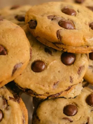 chocolate chip cookies featured photo.