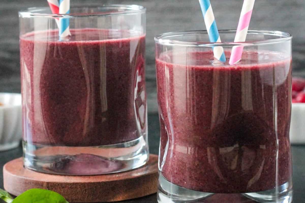 Coconut Water Smoothie with Berries and Spinach