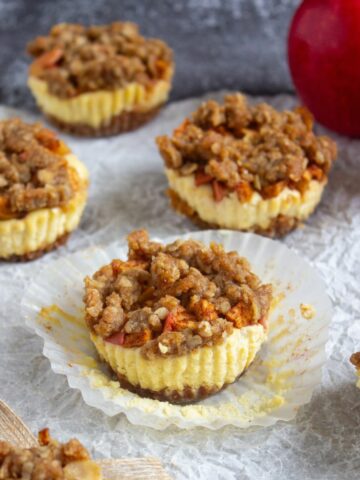 mini cheesecakes with apple and crumb topping.
