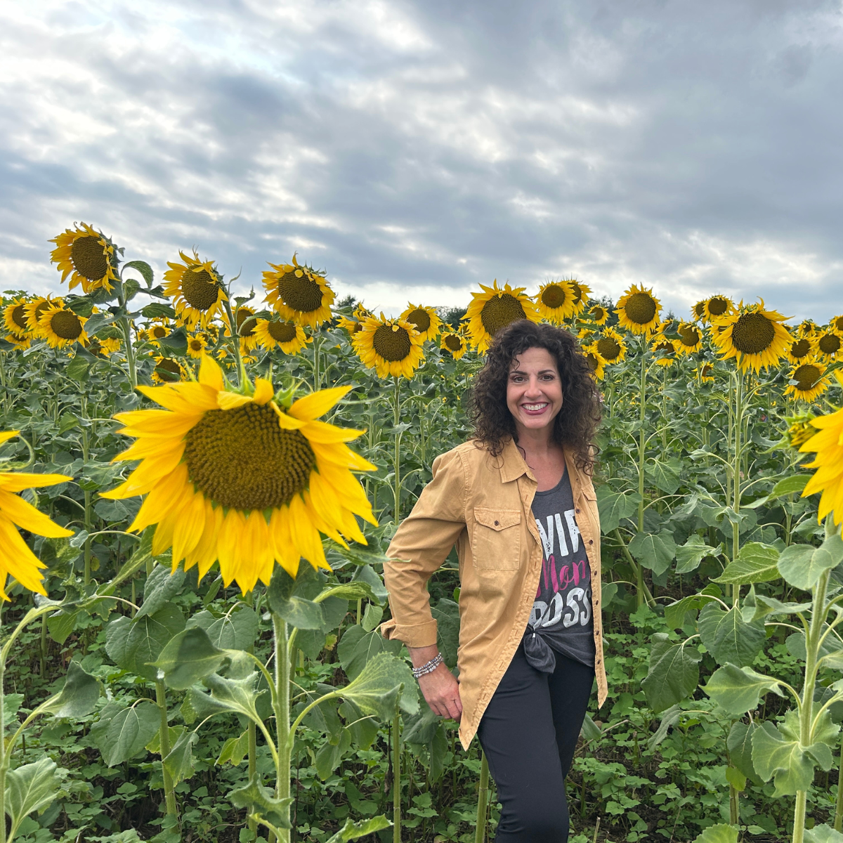 Lois sunflower field profile photo 2025.