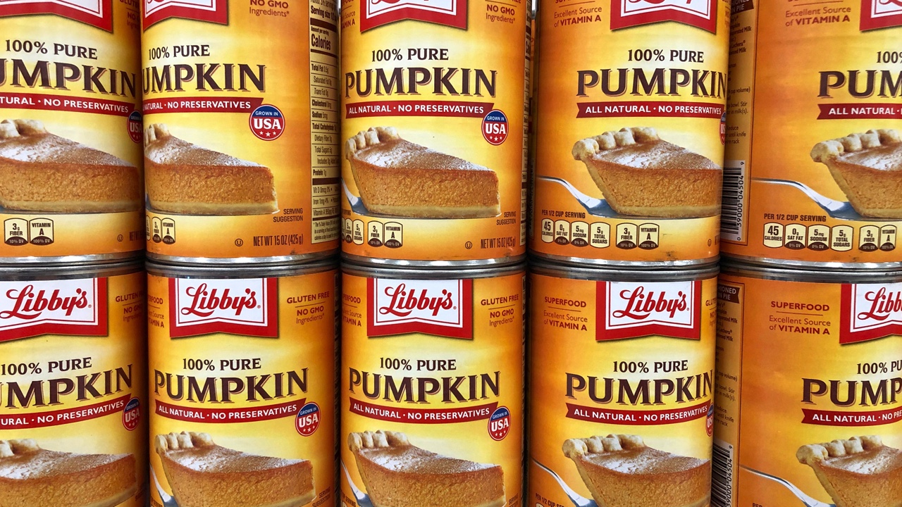 Grocery store shelf with cans of Libby brand pure pumpkin puree