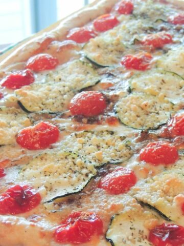 zucchini, tomatoes and onions tart made with pastry dough.